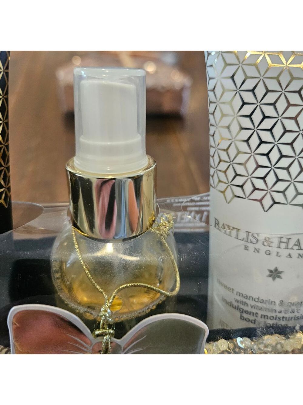 Women's Baylis & Harding NWT Gold Sequin Clutch & Beauty Gift Set One Size - Picture 7 of 10